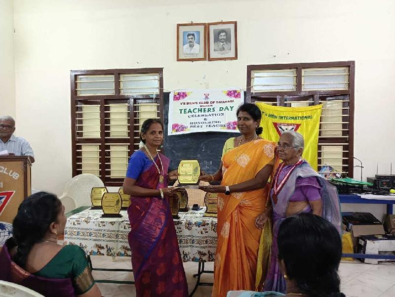 Lord Lions School Sivakasi Best Teacher Award